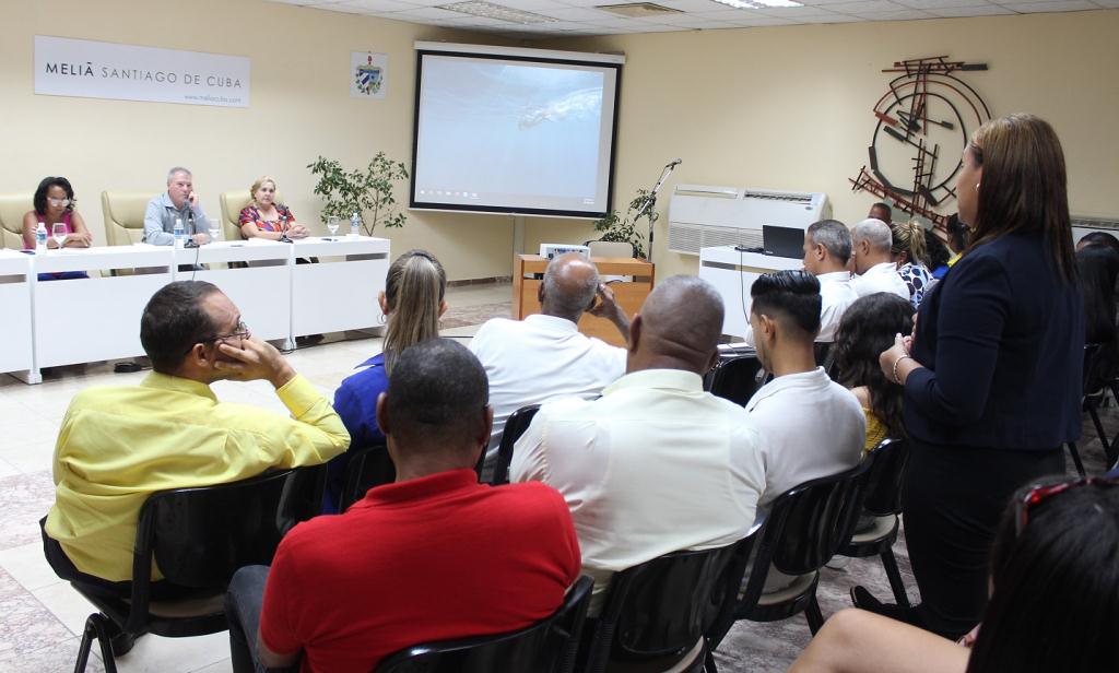 ministro-cubano-de-turismo-recorre-instalaciones-en-santiago-de-cuba