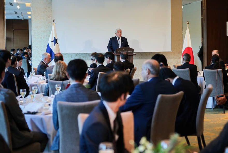 Presidente panameño presenta en Japón nuevo gasoducto para Canal