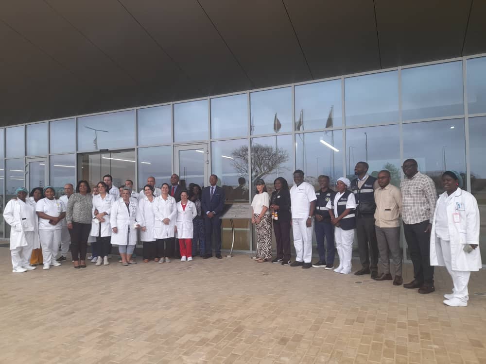 entregan-bandera-de-cuba-a-hospital-raul-diaz-arguelles-de-angola