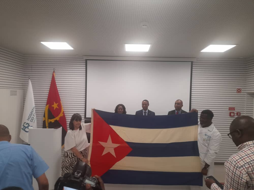 entregan-bandera-de-cuba-a-hospital-raul-diaz-arguelles-de-angola