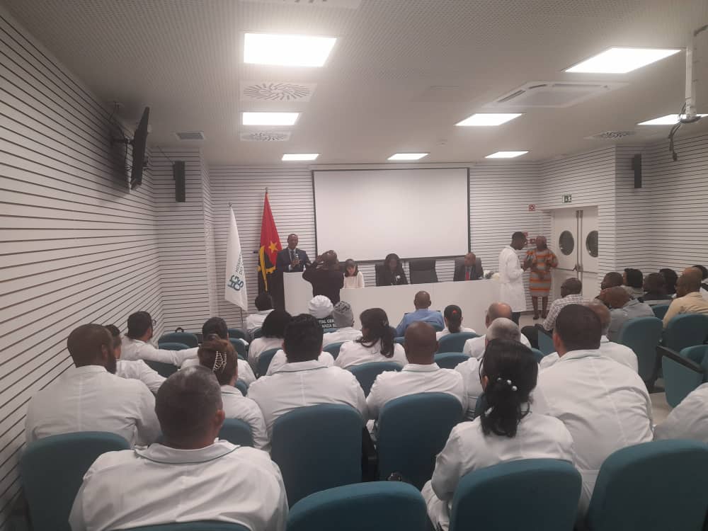 entregan-bandera-de-cuba-a-hospital-raul-diaz-arguelles-de-angola