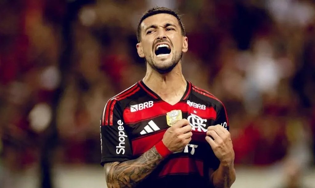 arrascaeta-crack-en-la-cancha-blanco-de-asalto-en-calle-de-brasil