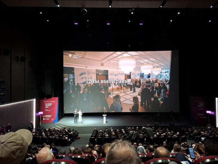 representantes-de-medios-participan-en-xvii-asamblea-del-mundo-ruso