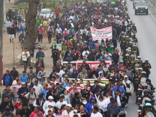 persisten-disturbios-en-capital-de-peru-tras-jornada-de-protesta