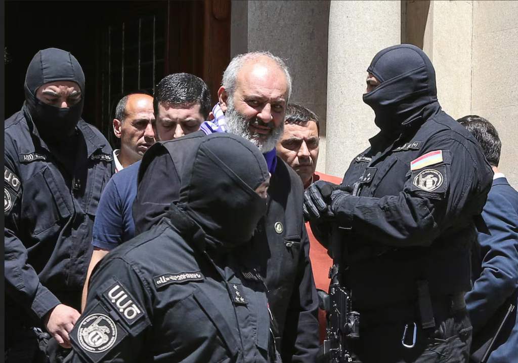 autoridades-armenias-detienen-a-seis-sacerdotes-de-iglesia-apostolica