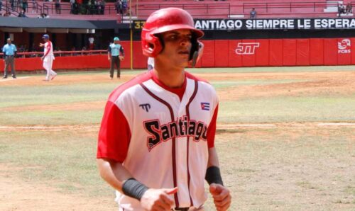dividen-avispas-y-tigres-en-serie-beisbolera-cubana