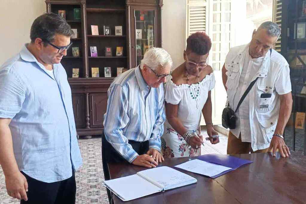 recibe-biblioteca-cubana-donacion-de-mas-de-dos-mil-ejemplares