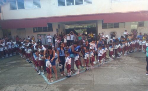 escuelas-primarias-cubanas-festejan-entrega-de-panoleta-azul