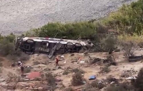 peru-autobus-lleno-de-pasajeros-cae-a-barranco-y-mueren-37