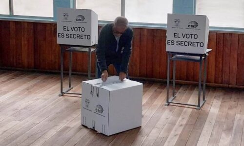 avanza-plebiscito-en-ecuador-sobre-constituyente-y-bases-militares