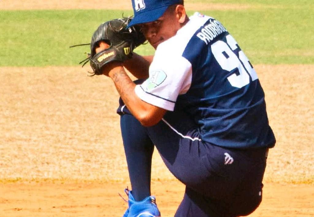 holguin-defiende-la-cima-del-beisbol-cubano-bajo-fuego-cruzado