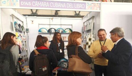estand-de-cuba-atrae-interes-de-publico-chileno-en-feria-del-libro