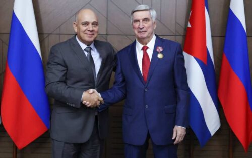 cuba-condecora-con-orden-de-la-solidaridad-a-lider-comunista-ruso-2