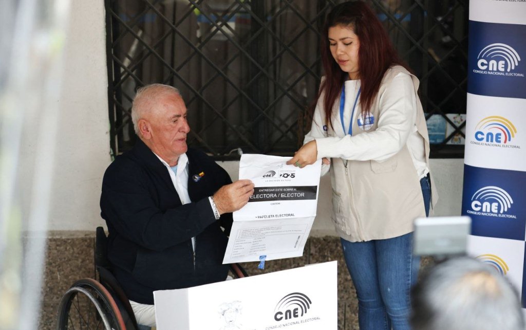 voto-en-casa-jornada-anticipada-de-consulta-popular-en-ecuador