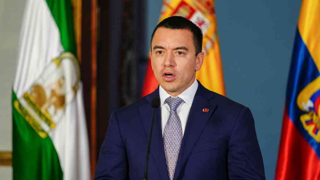 noboa-anuncia-adelanto-de-pago-de-decimotercer-sueldo-en-ecuador