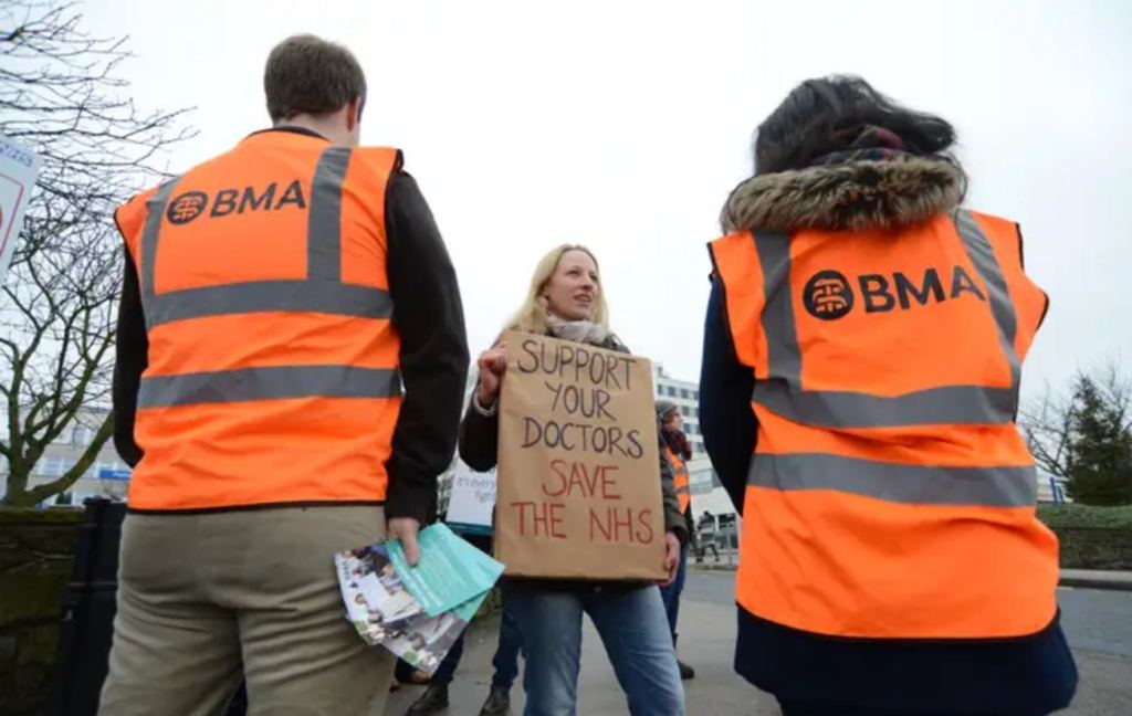 ataques-cruzados-entre-huelguitas-y-ministro-britanico-de-salud