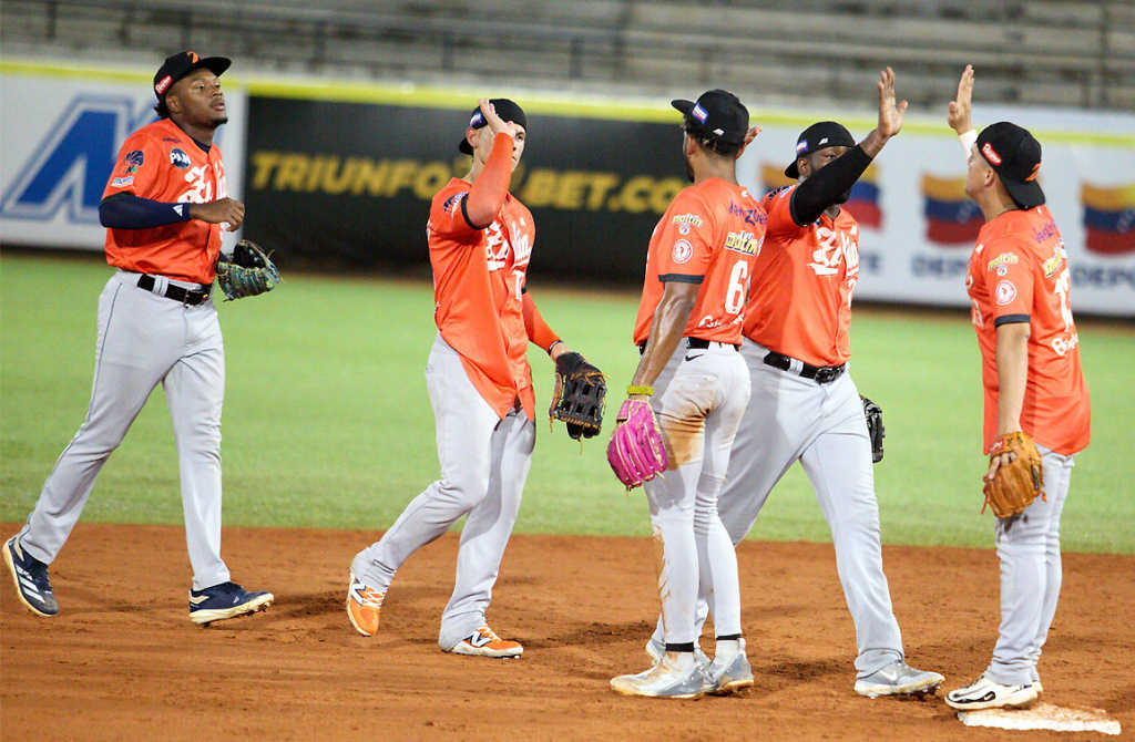 aguilas-y-tigres-pugnan-por-cima-de-beisbol-de-venezuela
