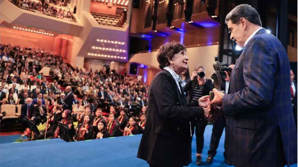 venezuela-maduro-entrega-premios-nacionales-de-ciencia-y-tecnologia