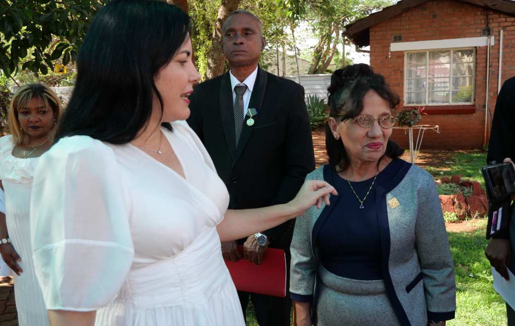 condecoraciones-en-brigada-de-cuba-en-zimbabwe-en-dia-de-la-medicina