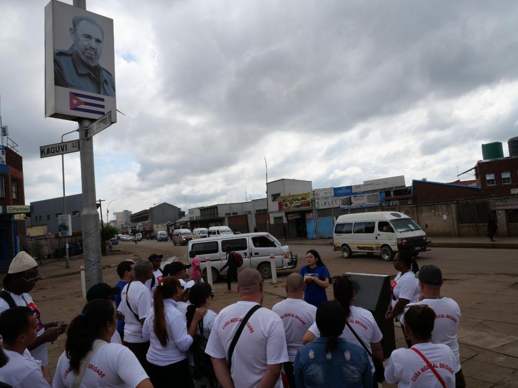 condecoraciones-en-brigada-de-cuba-en-zimbabwe-en-dia-de-la-medicina