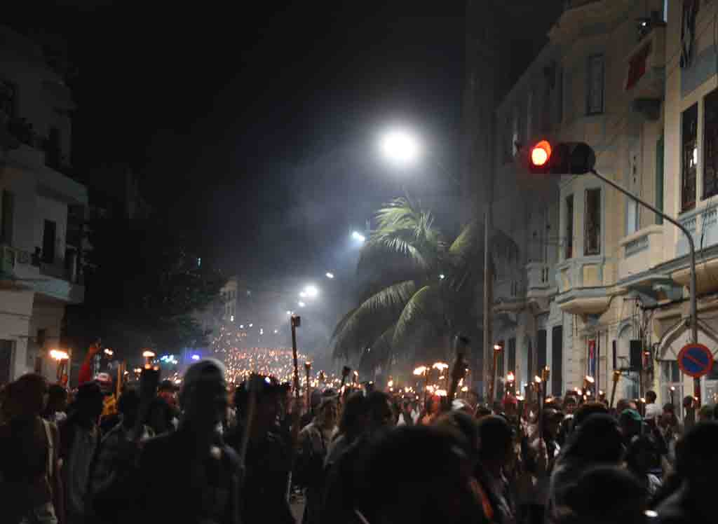 jovenes-cubanos-recorreran-la-habana-en-marcha-de-las-antorchas