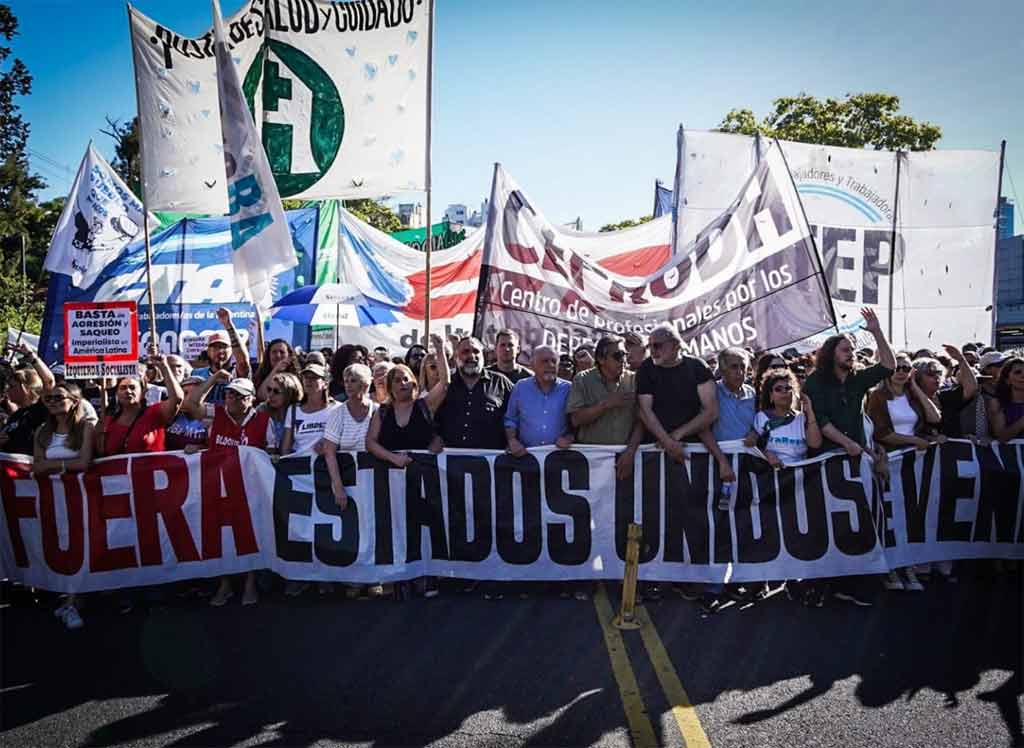 Clash Report
@clashreport
Slovak Prime Minister Robert Fico:

I have to give credit to Trump for one thing: he did not falsely justify his decision by the need to spread democracy or protect human rights, as the Biden administration or any previous American President would have done. 

He spoke openly about control over Venezuelan oil and the entry of American companies into the Venezuelan oil industry.
El primer ministro eslovaco, Robert Fico:

Debo reconocerle a Trump una cosa: no justificó falsamente su decisión con la necesidad de difundir la democracia o proteger los derechos humanos, como lo habría hecho la administración Biden o cualquier presidente estadounidense anterior.

Habló abiertamente sobre el control del petróleo venezolano y la entrada de empresas estadounidenses a la industria petrolera venezolana.