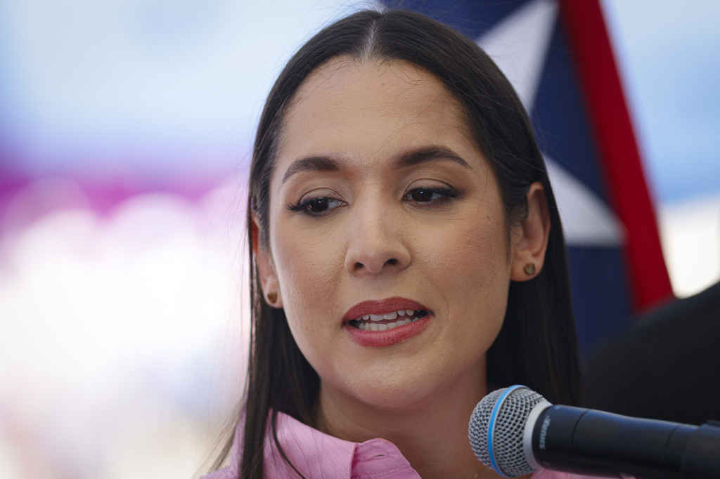 7 de mayo de 2025 - La gobernadora Jenniffer González Colón y la directora de Turismo, Willianette Robles Cancel, dan la bienvenida al Icon of the Seas, el crucero más grande del mundo, en su primera visita de tránsito a Puerto Rico.