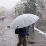 ZACATECAS, ZACATECAS, 15ENERO2010.- Desde las 06:00 de la mañana, comenzó a nevar en la región centrica de este estado debido a la corriente fría número 23 que entró el día de ayer. Desde hace 12 años no caía nieve con esta intensidad.
FOTO: MISAEL VALTIERRA/CUARTOSCURO.COM