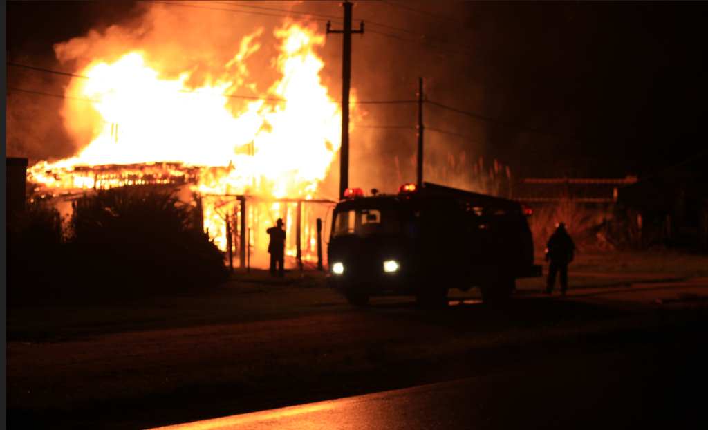 bomberos-combaten-incendio-complicado-en-el-este-de-uruguay