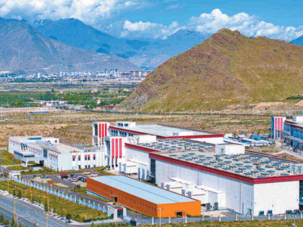 Lhasa, China, 30 mar (Prensa Latina) En las afueras de Lhasa, capital de la región autónoma de Xizang, en el suroeste de China, se alza un gigantesco complejo tecnológico de estilo tibetano enclavado entre las montañas.