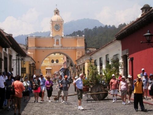 preven-sobre-cinco-millones-de-turistas-en-semana-santa-de-guatemala