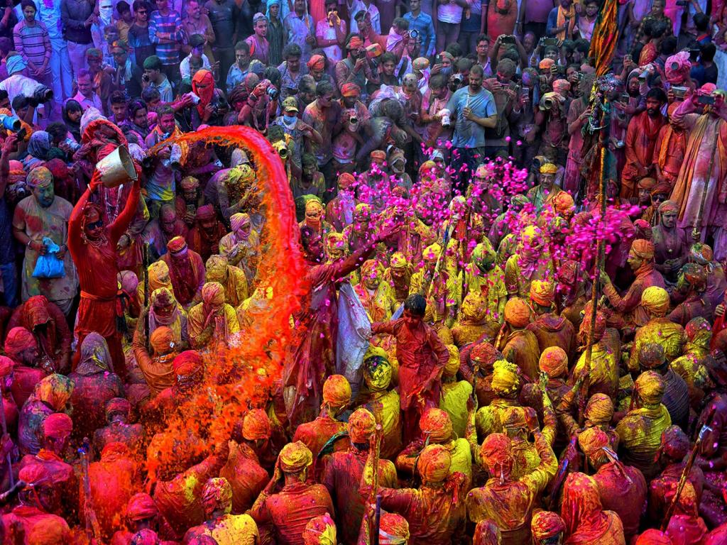 holi-internacional-tine-de-colores-el-templo-virupaksha-en-india