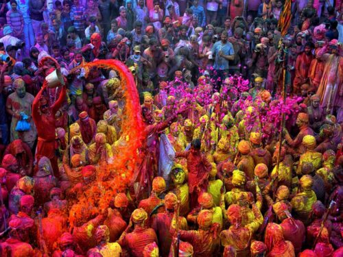 holi-internacional-tine-de-colores-el-templo-virupaksha-en-india