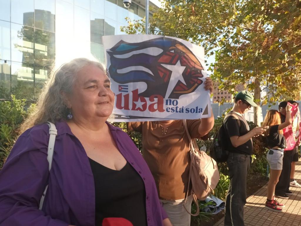 protestan-ante-embajada-de-eeuu-en-chile-contra-bloqueo-a-cuba