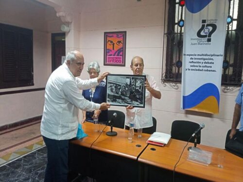 felicita-diaz-canel-a-destacado-trabajador-de-la-radio-en-cuba