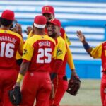 Partido entre los equipos de Las Tunas (uniforme rojo y verda) y Matanzas (uniforme amarillo y rojo), en el primer juego de la final de la 64 Serie Nacional de Beisbol, en el Estadio Latinoamericano, en La Habana, Cuba, el 11 de febrero de 2026. FOTO: Roberto Morej??n Rodr??guez/Peri??dico JIT (Cuba)