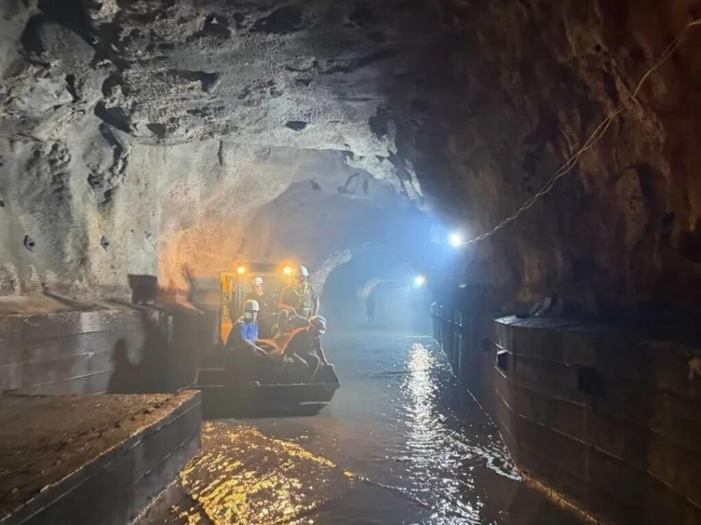 venezuela-rescatan-ocho-trabajadores-que-quedaron-atrapados-en-tunel