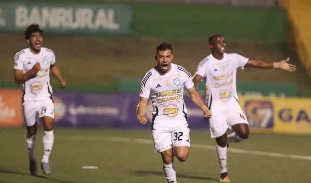 comunicaciones-por-defender-liderato-en-futbol-mayor-de-guatemala