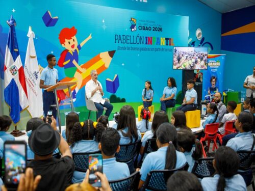presidente-dominicano-recorre-la-feria-regional-del-libro-en-santiago