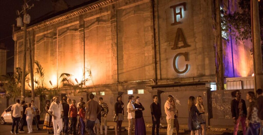 fabrica-de-arte-cubano-de-placemes-con-musica-teatro-y-danza