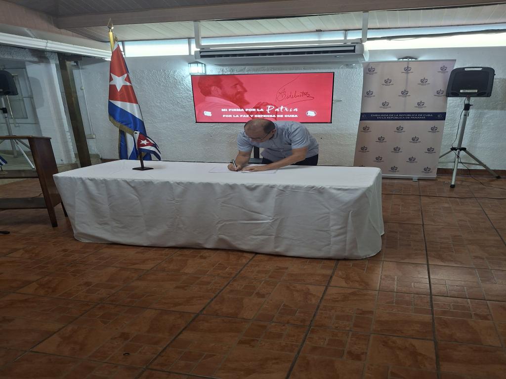 cubanos-en-panama-se-adhieren-a-movimiento-mi-firma-por-la-patria