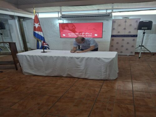 cubanos-en-panama-se-adhieren-a-movimiento-mi-firma-por-la-patria