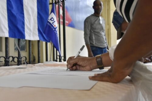 trabajadores-de-prensa-latina-firman-por-la-patria