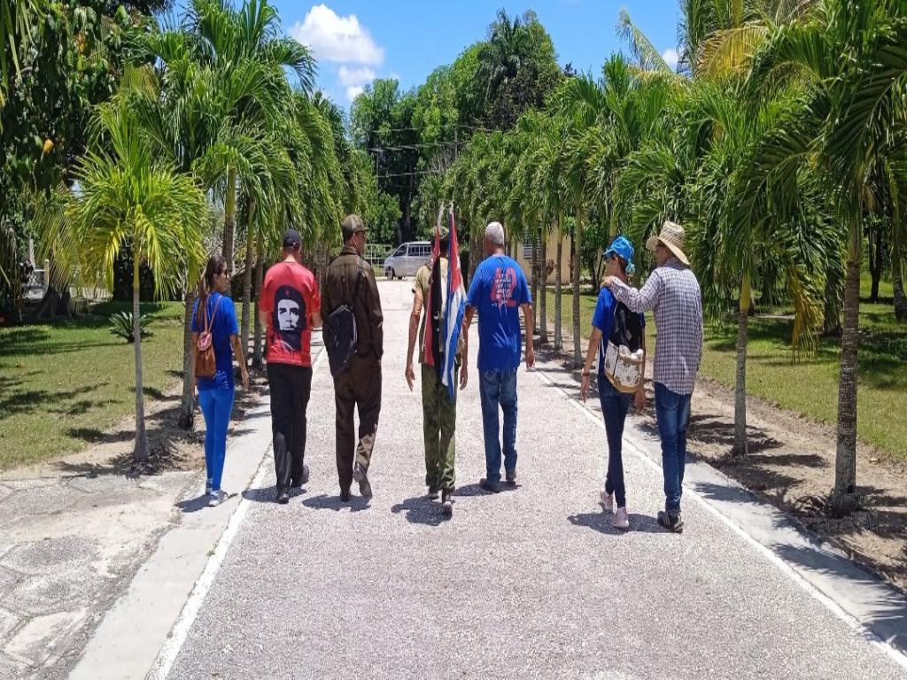 cubano-rinde-peculiar-homenaje-al-centenario-de-fidel