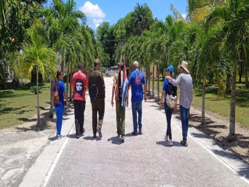 cubano-rinde-peculiar-homenaje-al-centenario-de-fidel