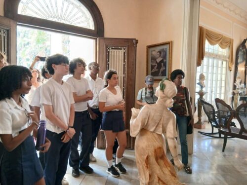 estudiantes-cubanos-honran-a-dulce-maria-loynaz-en-el-dia-del-idioma
