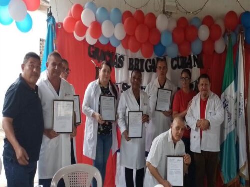 reconocieron-entrega-de-medicos-de-cuba-en-norteno-peten-guatemala