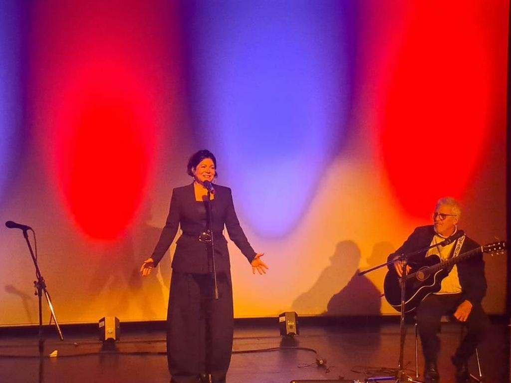 vibrante-parada-parisina-de-cantante-ivette-cepeda-en-gira-europea