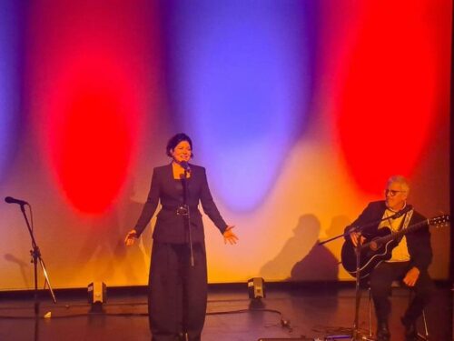 vibrante-parada-parisina-de-cantante-ivette-cepeda-en-gira-europea