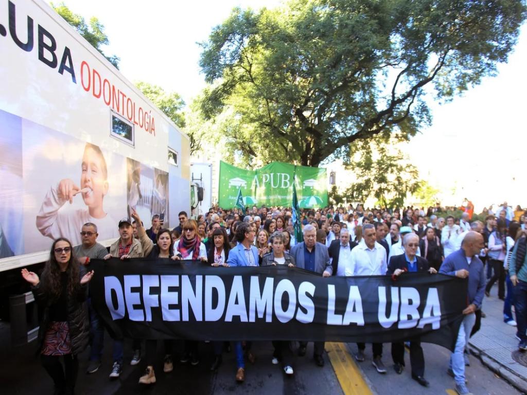 bancarios-argentinos-pararon-universitarios-prosiguen-protestas